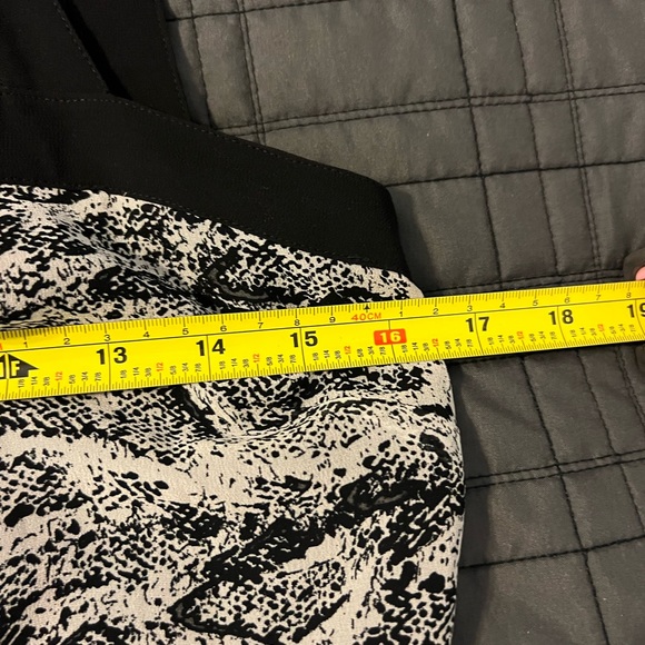 Cache’ shell with “caged” look. Snake print. Size Small New w/ Tags! - Picture 8 of 9